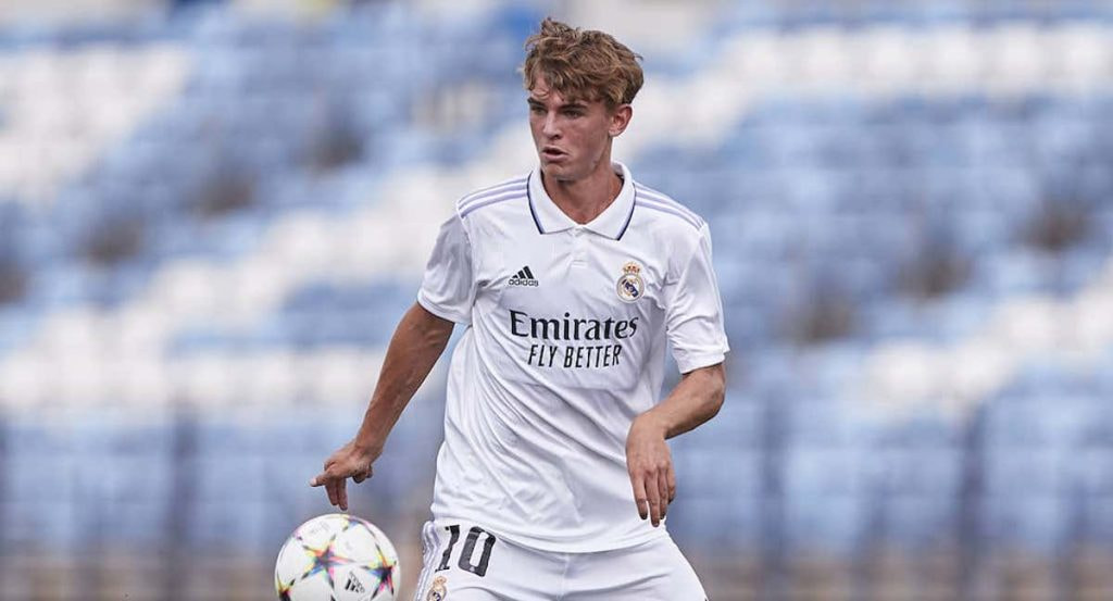 Nico Paz, jugando la Youth League con el Real Madrid.