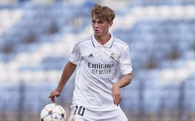 Nico Paz, jugando la Youth League con el Real Madrid.