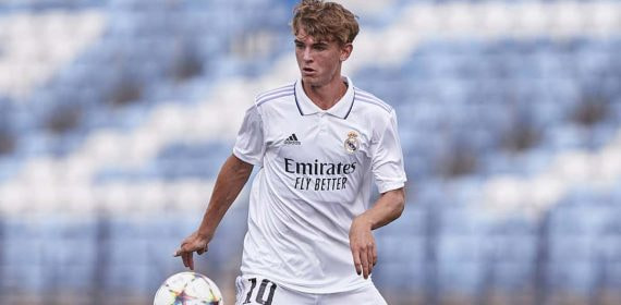 Nico Paz, jugando la Youth League con el Real Madrid.