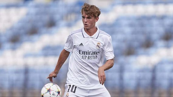 Nico Paz, jugando la Youth League con el Real Madrid.