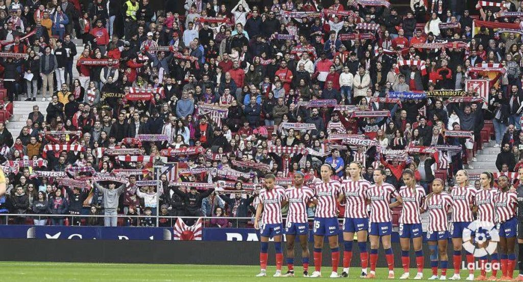 Las jugadores del Atleti posan instantes antes de la disputa del Atleti - Barça, que se celebró en el Cívitas Metropolitano.