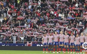 Las jugadores del Atleti posan instantes antes de la disputa del Atleti - Barça, que se celebró en el Cívitas Metropolitano.