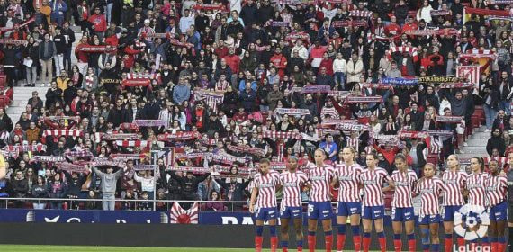 Las jugadores del Atleti posan instantes antes de la disputa del Atleti - Barça, que se celebró en el Cívitas Metropolitano.