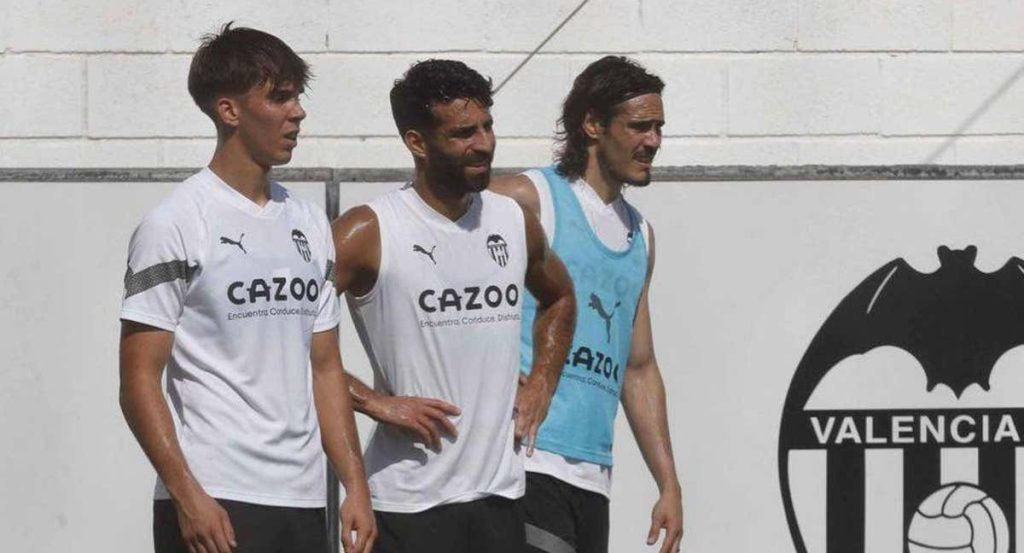 Álex Pérez, con el primer equipo del Valencia.