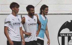 Álex Pérez, con el primer equipo del Valencia.