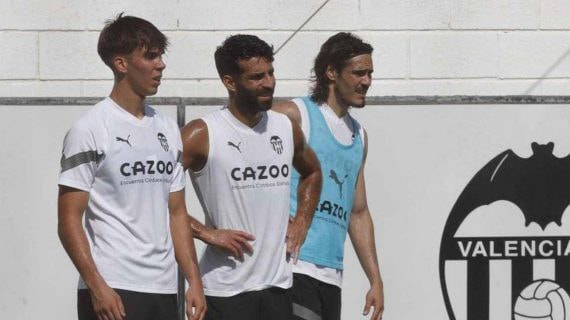 Álex Pérez, con el primer equipo del Valencia.