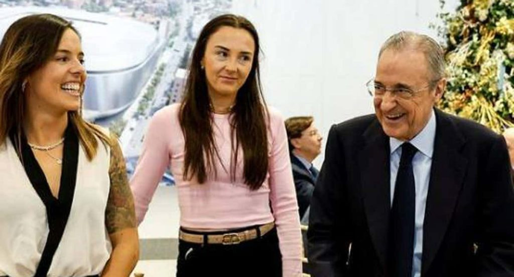 Claudia Zornoza y Caroline Weir, junto a Florentino Pérez durante la comida navideña del club.
