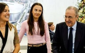 Claudia Zornoza y Caroline Weir, junto a Florentino Pérez durante la comida navideña del club.