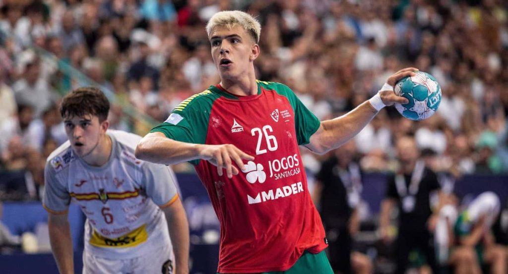Kiko Costa, a punto de lanzar a portería en un partido frente a España en el pasado Europeo Sub20.