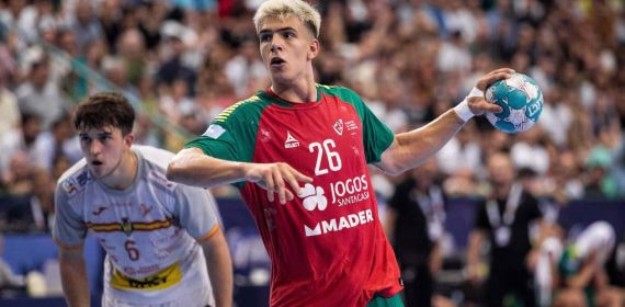 Kiko Costa, a punto de lanzar a portería en un partido frente a España en el pasado Europeo Sub20.