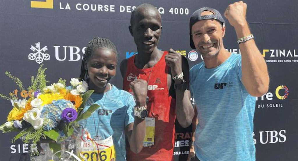 Esther Chesang, a la izquierda, celebra la victoria en la Sierre-Zinal junto a Octavio Pérez, a la derecha.