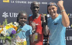 Esther Chesang, a la izquierda, celebra la victoria en la Sierre-Zinal junto a Octavio Pérez, a la derecha.