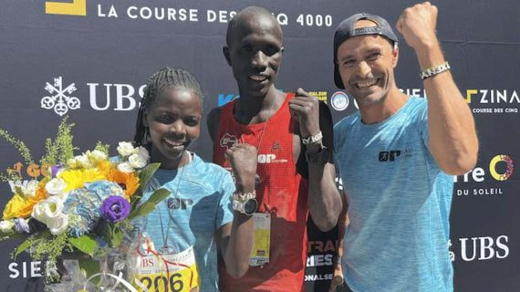 Esther Chesang, a la izquierda, celebra la victoria en la Sierre-Zinal junto a Octavio Pérez, a la derecha.