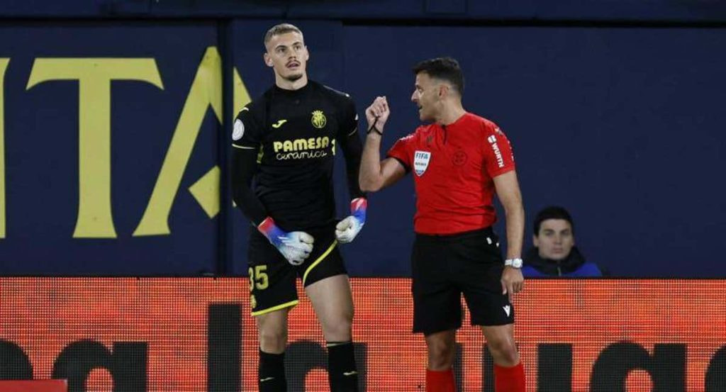 Gil Manzano y Jorgensen durante el partido.