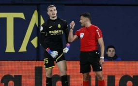 Gil Manzano y Jorgensen durante el partido.