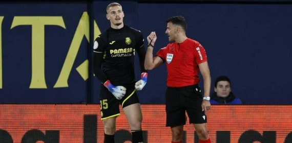 Gil Manzano y Jorgensen durante el partido.