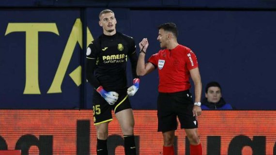 Gil Manzano y Jorgensen durante el partido.