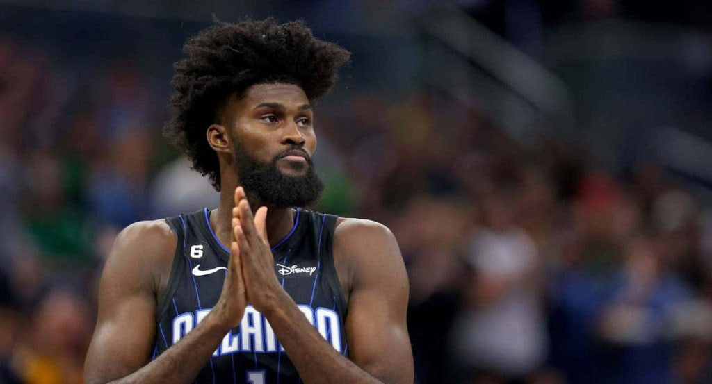 Jonathan Isaac en su vuelta a las canchas más de 900 días después.