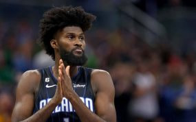 Jonathan Isaac en su vuelta a las canchas más de 900 días después.