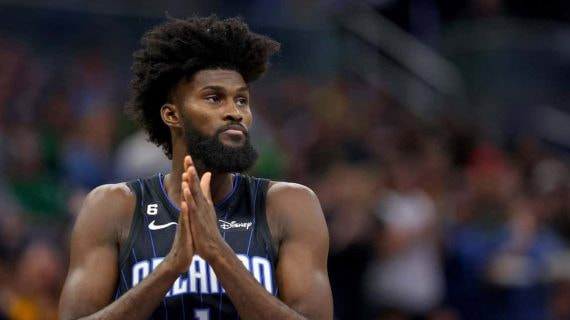 Jonathan Isaac en su vuelta a las canchas más de 900 días después.