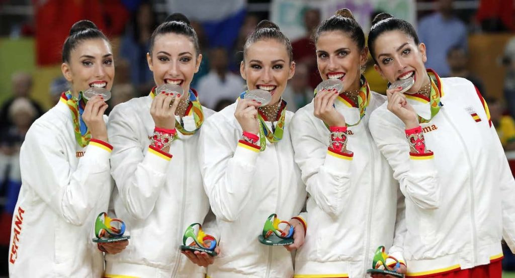 Mohedano, segunda por la derecha, muerde la medalla de plata junto a sus compañeras en Río 2016.