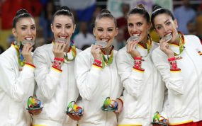 Mohedano, segunda por la derecha, muerde la medalla de plata junto a sus compañeras en Río 2016.
