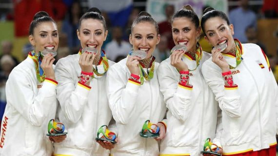Mohedano, segunda por la derecha, muerde la medalla de plata junto a sus compañeras en Río 2016.