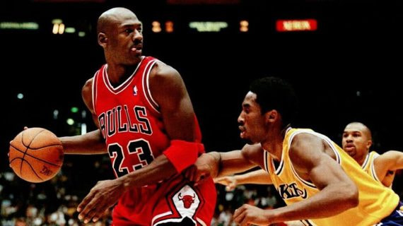 Michael Jordan frente a Kobe Bryant.