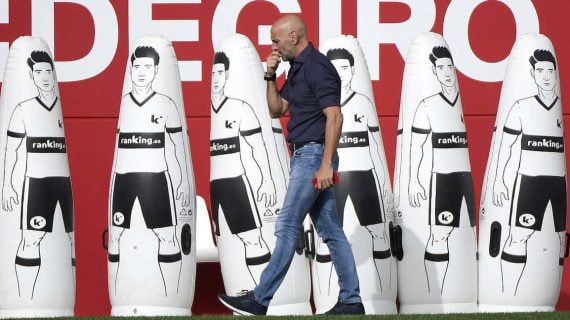 Monchi, en un entrenamiento del Sevilla.
