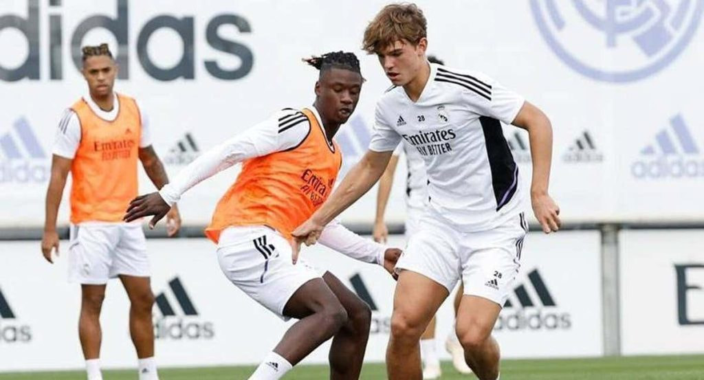 Nico Paz, en un entrenamiento con el Real Madrid.