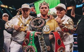 Canelo Álvarez posa con todos los cinturones del supermedio y sus entrenadores, Eddy y Chepo Reynoso, tras unificar la división.