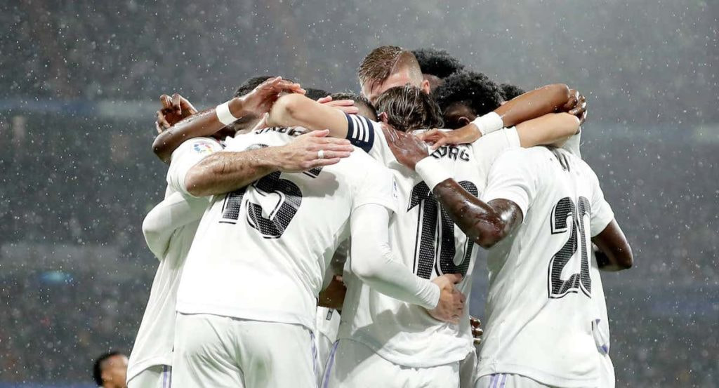 Los jugadores del Real Madrid celebran un gol.