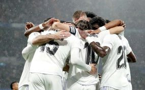 Los jugadores del Real Madrid celebran un gol.