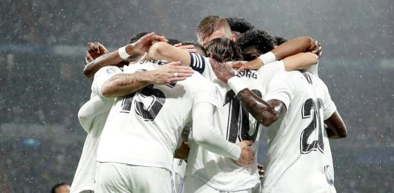 Los jugadores del Real Madrid celebran un gol.