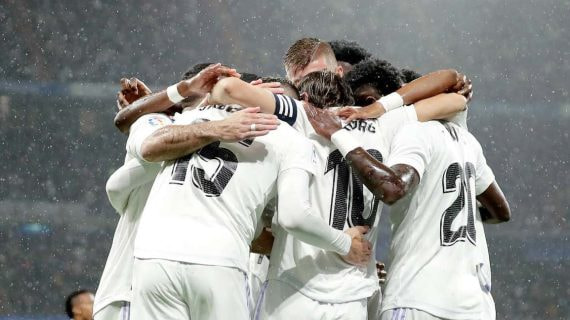 Los jugadores del Real Madrid celebran un gol.