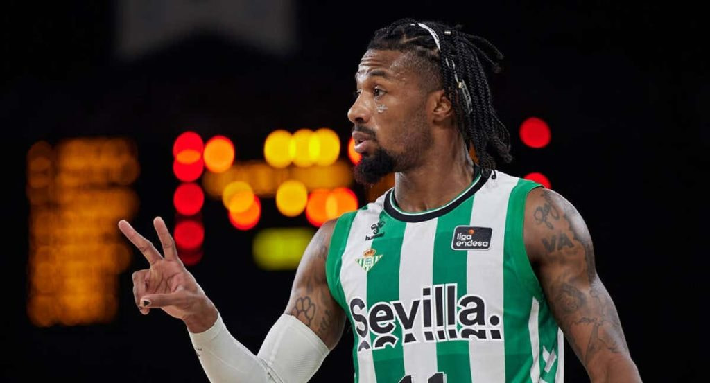 Shannon Evans con la camiseta del Betis.