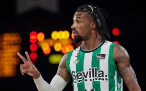 Shannon Evans con la camiseta del Betis.