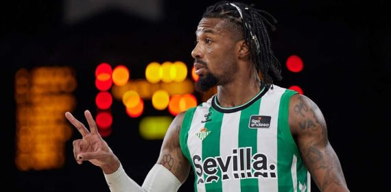 Shannon Evans con la camiseta del Betis.