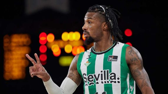 Shannon Evans con la camiseta del Betis.