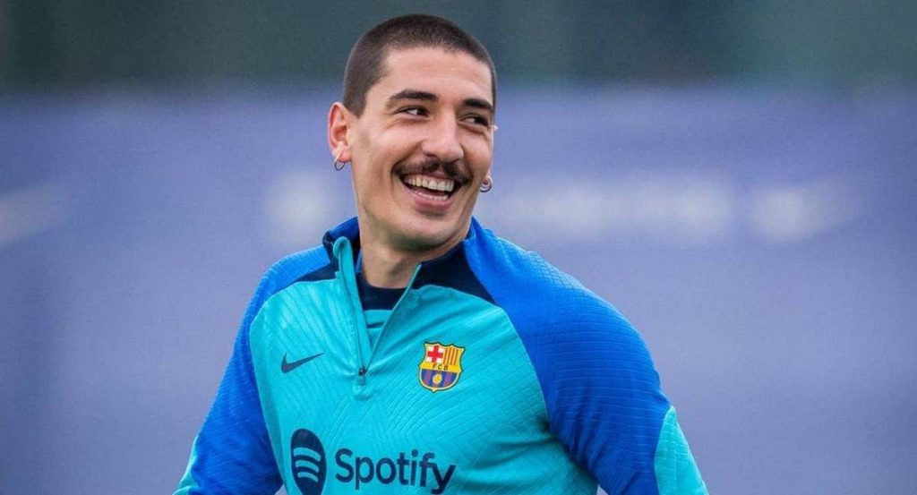 Héctor Bellerín, en un entrenamiento con el Barça.