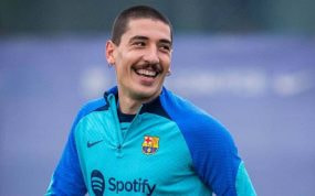Héctor Bellerín, en un entrenamiento con el Barça.