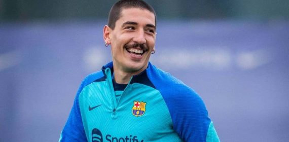 Héctor Bellerín, en un entrenamiento con el Barça.