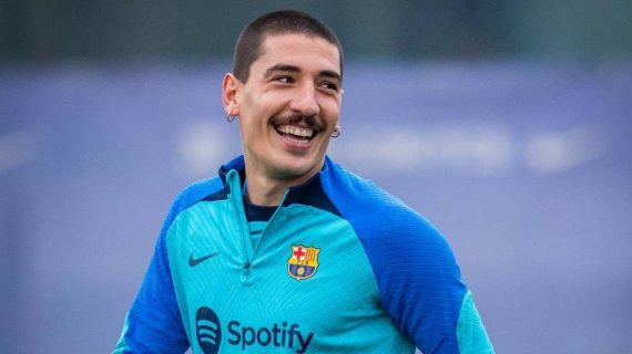 Héctor Bellerín, en un entrenamiento con el Barça.