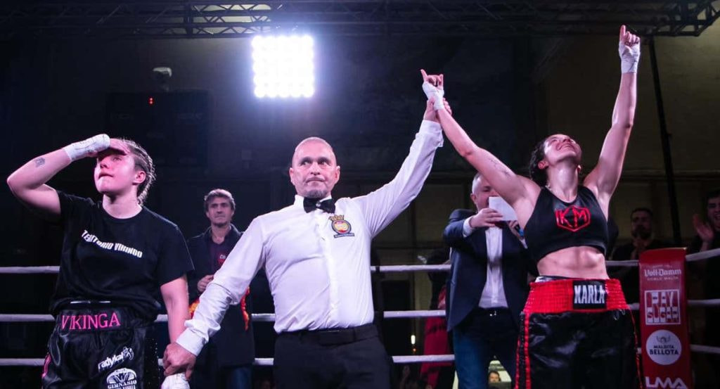 Marian Herrería y Karla Mérida, tras el resultado oficial del combate.