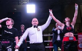 Marian Herrería y Karla Mérida, tras el resultado oficial del combate.