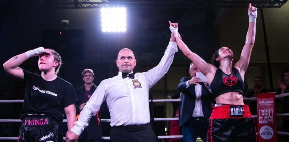 Marian Herrería y Karla Mérida, tras el resultado oficial del combate.