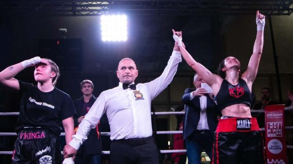 Marian Herrería y Karla Mérida, tras el resultado oficial del combate.