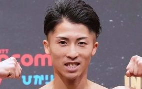 Naoya Inoue, campeón indiscutido del peso gallo en boxeo, posa para los medios tras el pesaje oficial de su pelea contra Paul Butler.