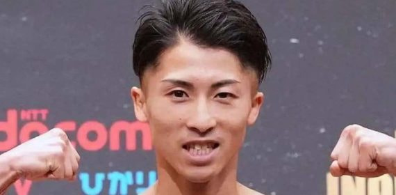 Naoya Inoue, campeón indiscutido del peso gallo en boxeo, posa para los medios tras el pesaje oficial de su pelea contra Paul Butler.