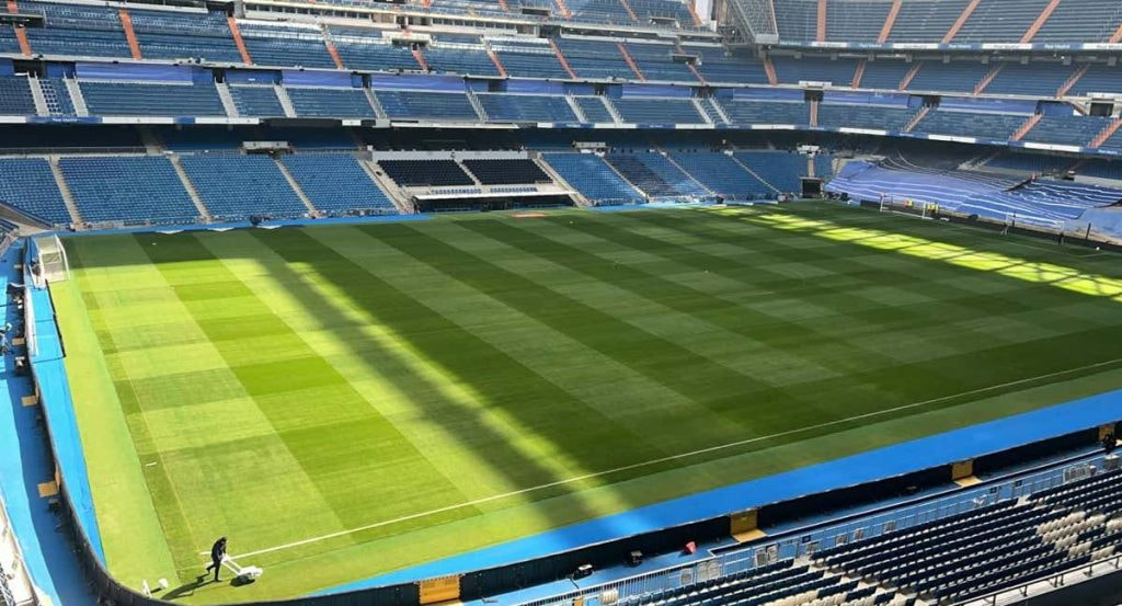 Imagen del estadio Santiago Bernabéu con el césped recién cambiado.